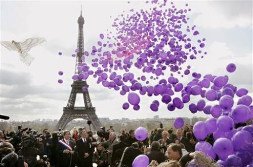 100 000 ballons pour Florence Aubenas_16_avr_2005_11